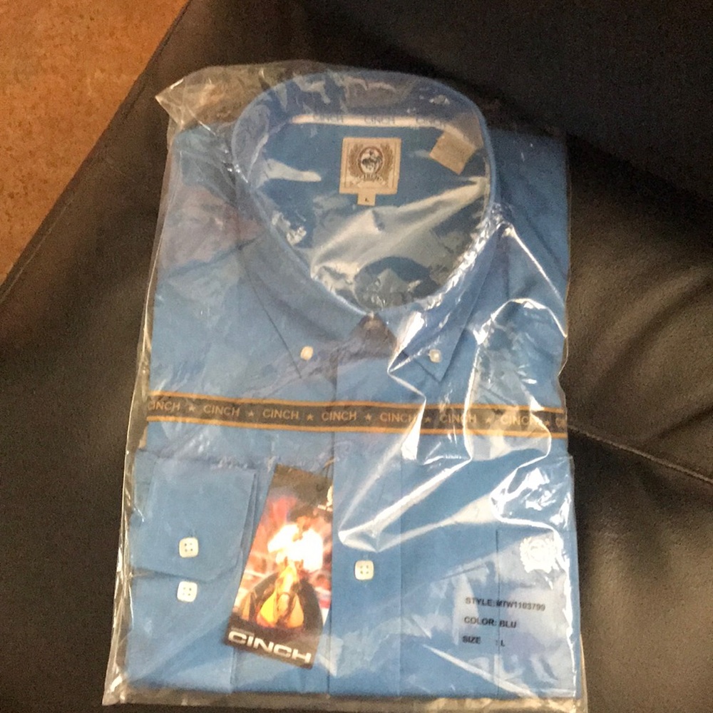 Men’s long sleeve Cinch shirt.
